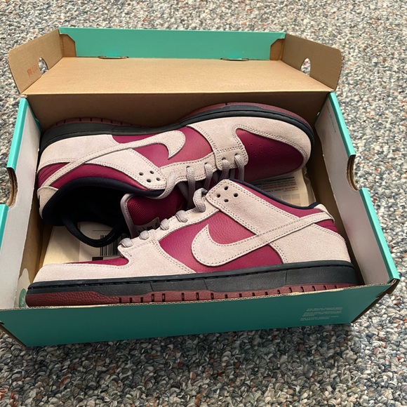 Nike sb mens dunk low size 12 true berry red grey blue 2019 dead stock new - Picture 11 of 12